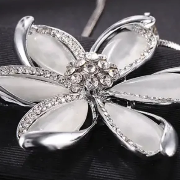 Rhinestone Flower Necklace-(G) SOLD - Picture 4 of 5